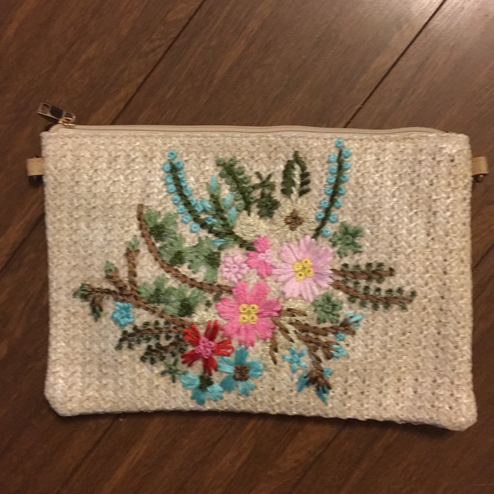 🌟 LAST ONE 🌟 Floral embroidered straw clutch - Picture 2 of 5